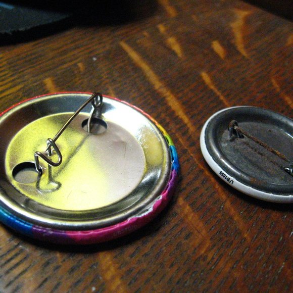 🌈 Groovy Peace Sign Vintage Lapel Pins Set (2) - Picture 4 of 5